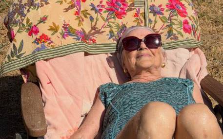 Pilarin Bayés inaugura l'estiu amb doble capbussada a la piscina