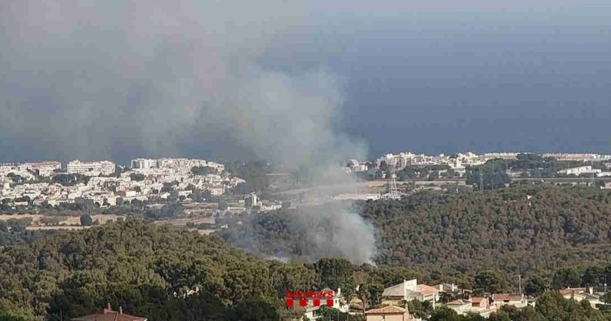 Els Bombers treballen en un incendi de vegetació a Castellet i la Gornal