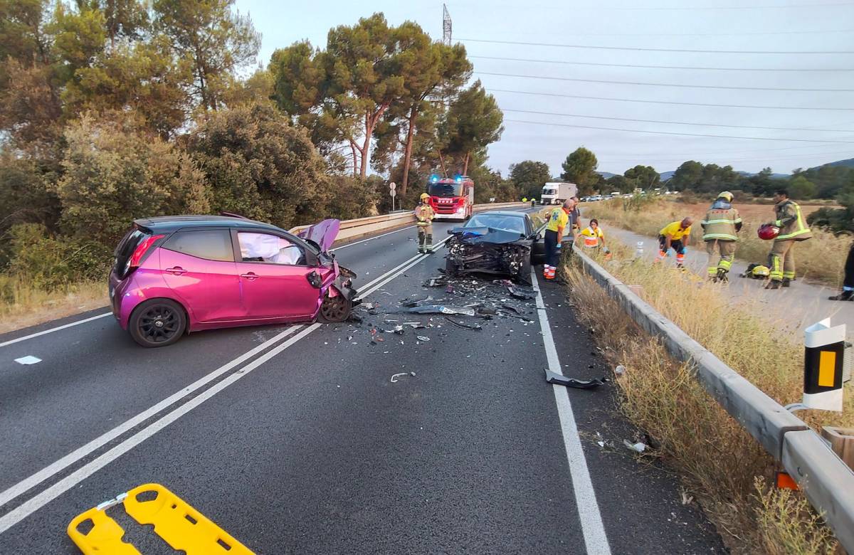 Dues persones ferides, una crítica i una greu, en un xoc frontal entre dos vehicles
