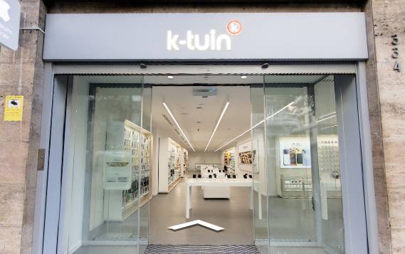 Encasten un vehicle a l'aparador d'una botiga Apple de Barcelona i s'enduen material tecnològic