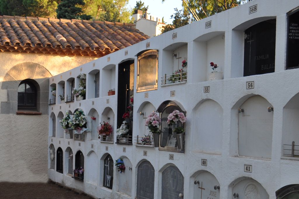 Una família del Maresme es troba el nínxol ocupat quan anaven a enterrar el pare