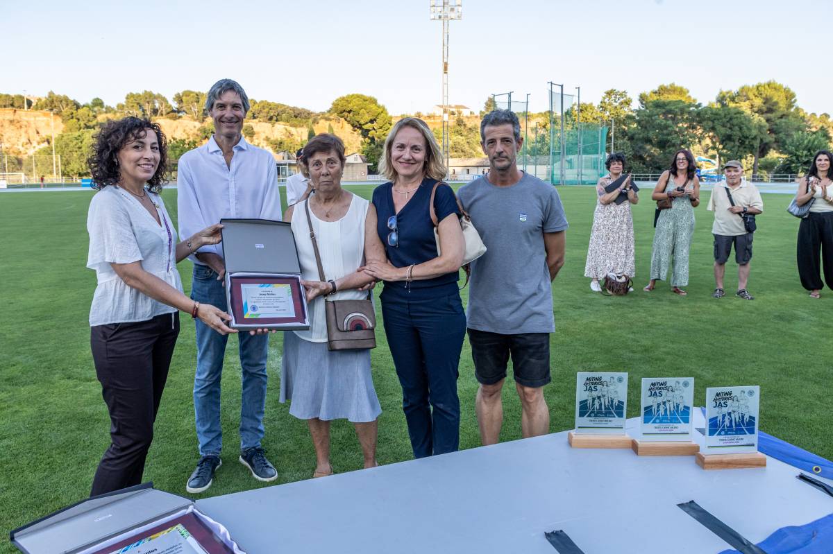 La família del Josep Molins va recollir la placa - Juanma Peláez La família del Josep Molins va recollir la placa
