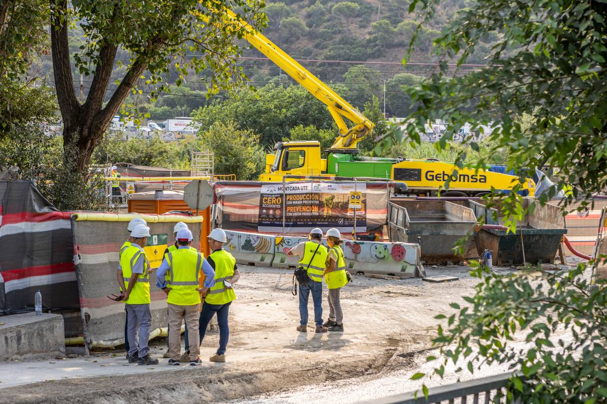 Tècnics d`Adif a la zona de l`esfondrament de les obres de Montcada i Reixac
