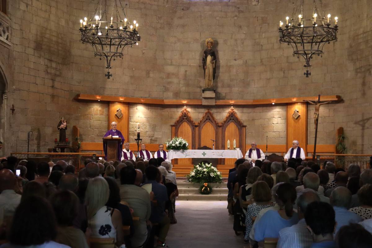 Litúrgia i sobrietat en l'últim adeu a Josep Vallverdú