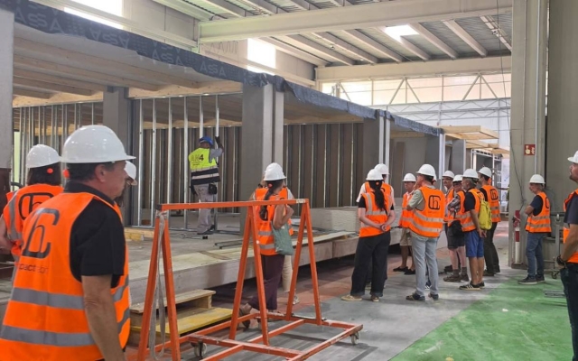 Professionals de la construcció coneixen a Cardona els sistemes modulars de CompactHabit