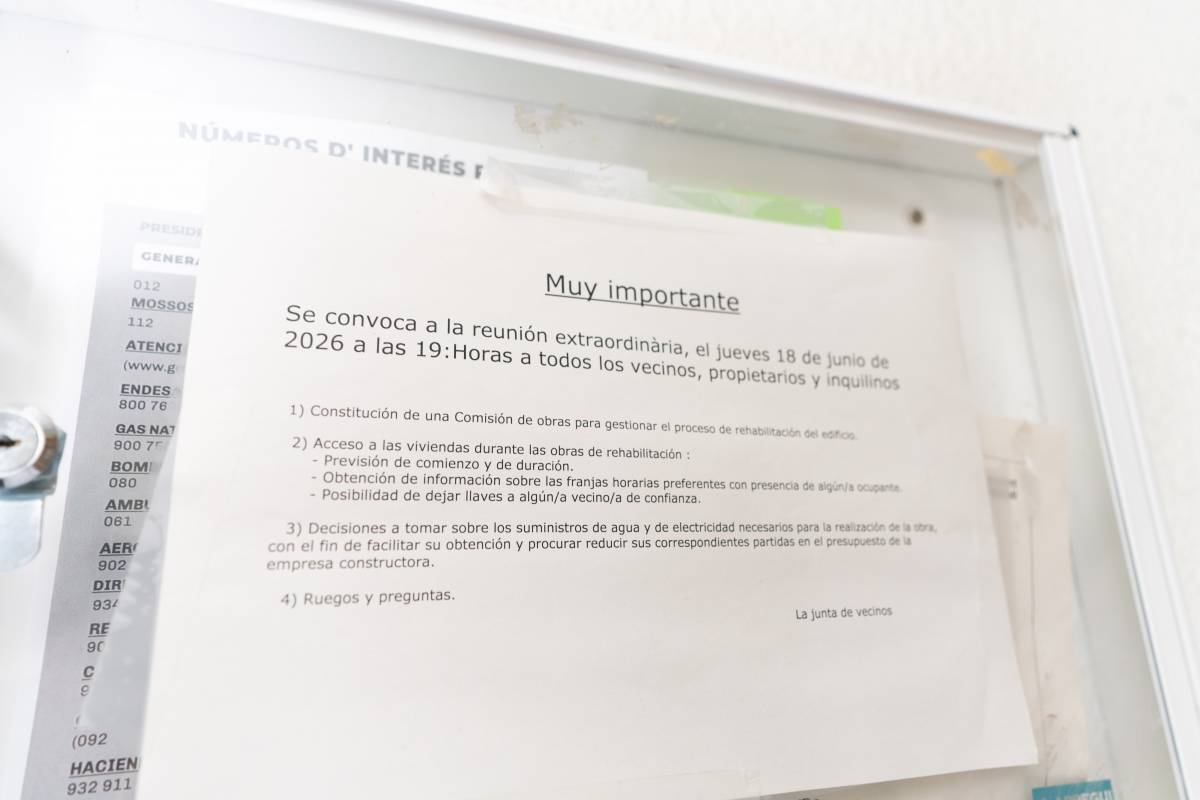 Rètol informatiu sobre les obres a un dels blocs dels Merinals - David Chao Rètol informatiu sobre les obres a un dels blocs dels Merinals