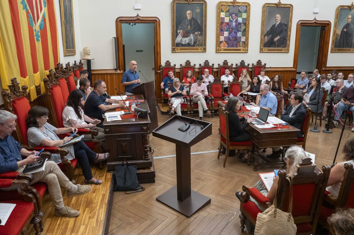 El ple aprova les millores al servei d'autobusos enmig d'un tens debat per l'acumulació de pròrrogues