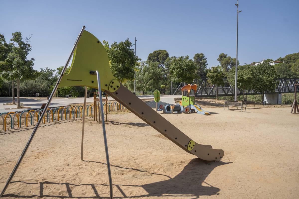La zona del parc infantil, al costat del Pont de la Passarel·la de l’Estació de Les Fonts - Nebridi Aróztegui La zona del parc infantil, al costat del Pont de la Passarel·la de l’Estació de Les Fonts