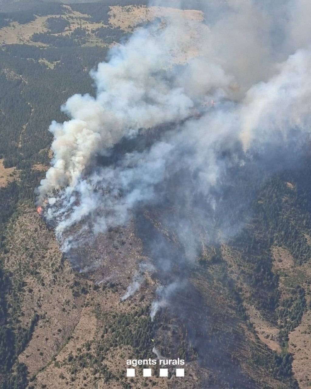 Un llamp provoca un incendi al Pallars Sobirà que ja ha cremat 28 hectàrees 