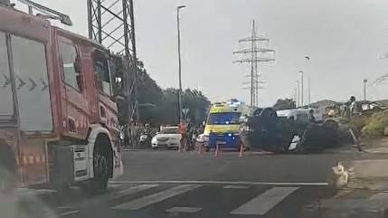 VÍDEO | Un aparatós accident de trànsit deixa un cotxe bolcat a l’avinguda del Vallès