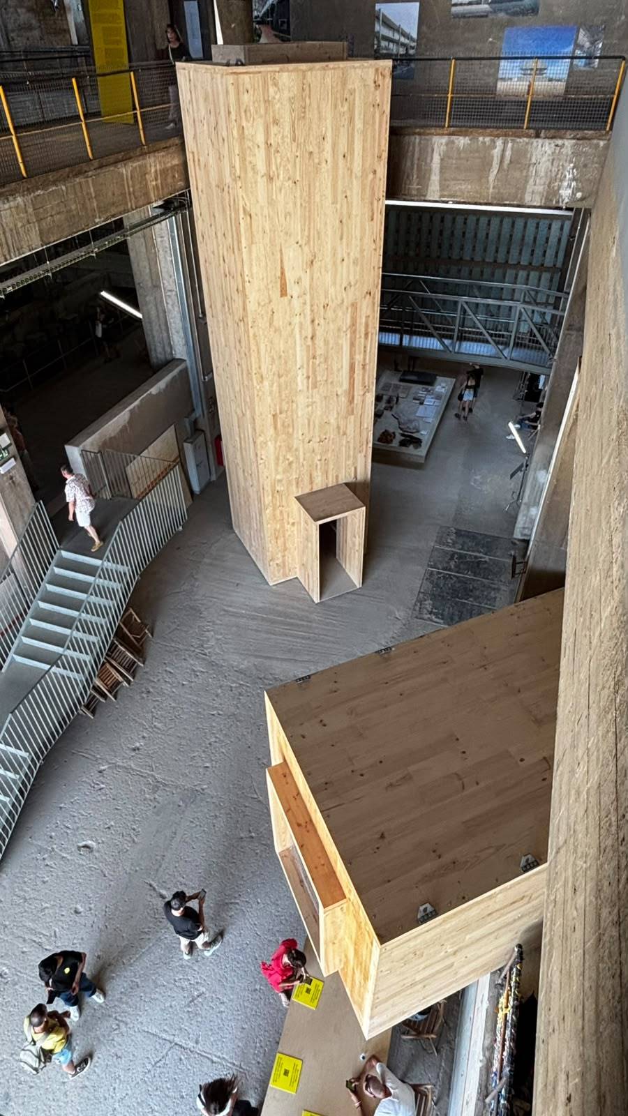 Interior de l`edifici de les Tres Xemeneies, durant el congrés - LL. V. Interior de l`edifici de les Tres Xemeneies, durant el congrés
