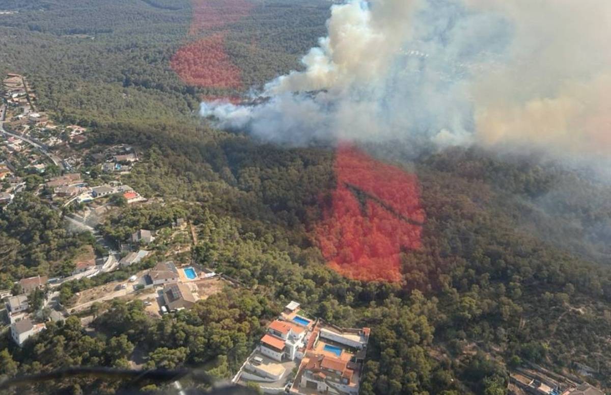 Vint dotacions dels Bombers treballen un incendi amb dos focus a Cubelles