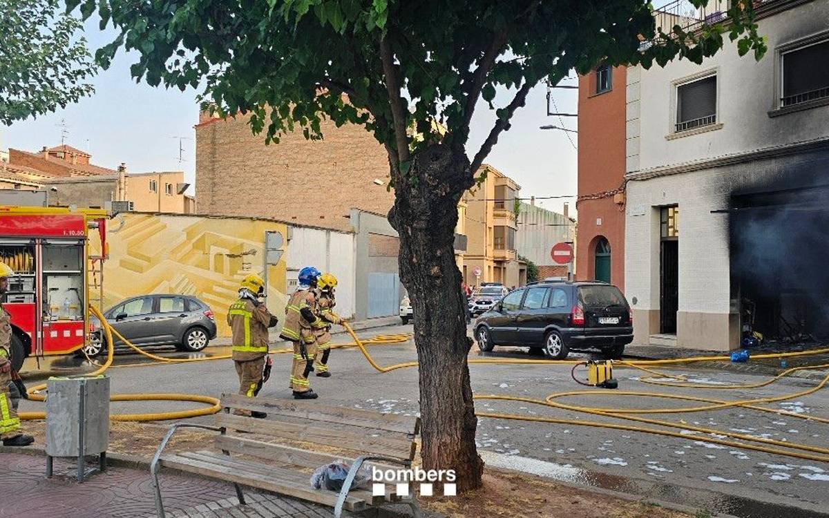 Un vehicle crema a l'interior d'un garatge de Sant Joan de Vilatorrada