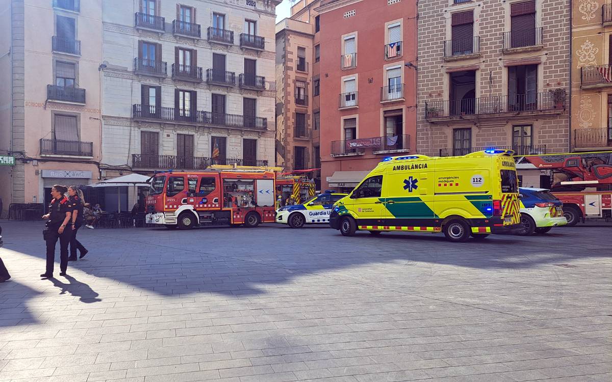 Tres edificis desallotjats preventivament per un incendi en un altell del nucli antic de Manresa