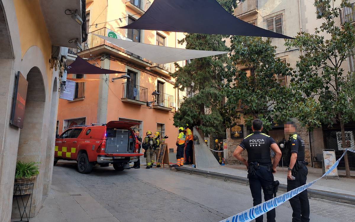 Desplegament dels Bombers al carrer Sant Pere, on s`ha declarat l`incendi - Pere Fontanals Desplegament dels Bombers al carrer Sant Pere, on s`ha declarat l`incendi