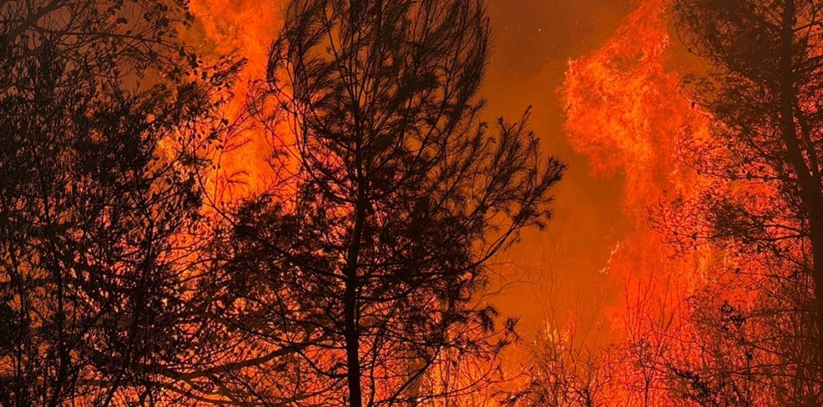 Fins a 16.000 evacuats per un gran incendi al País Valencià