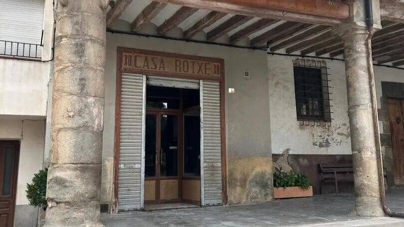 Casa Rotxé reobre com a llibreria a Peramola per dinamitzar la cultura local