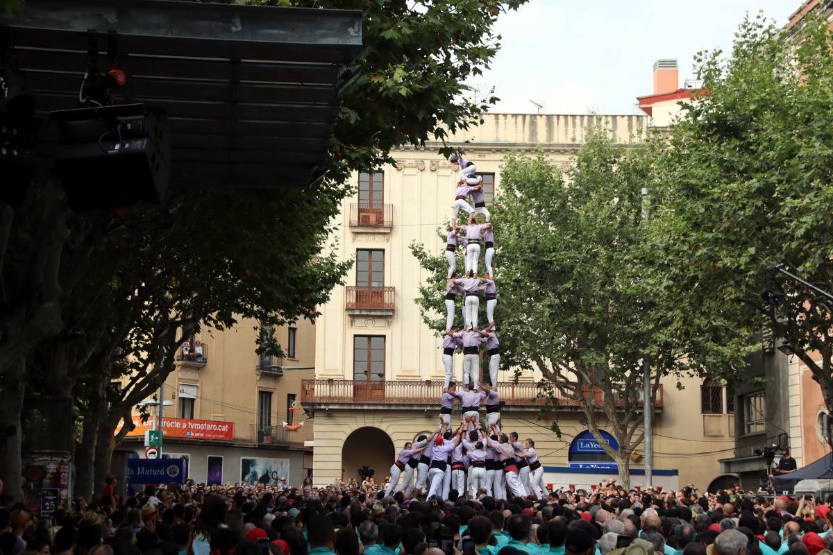 La pluja fa la guitza als Minyons de Terrassa a les Santes de Mataró