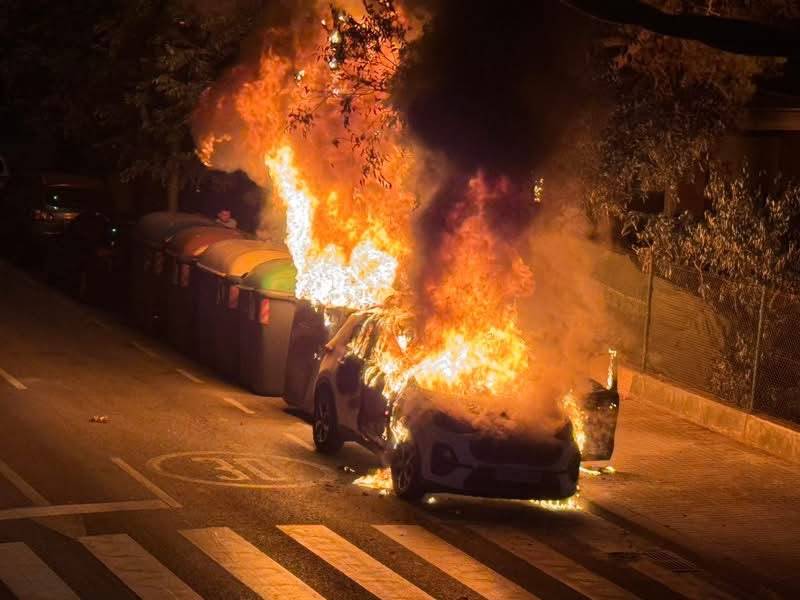Un incendi calcina un contenidor i un cotxe a Ca n'Oriac