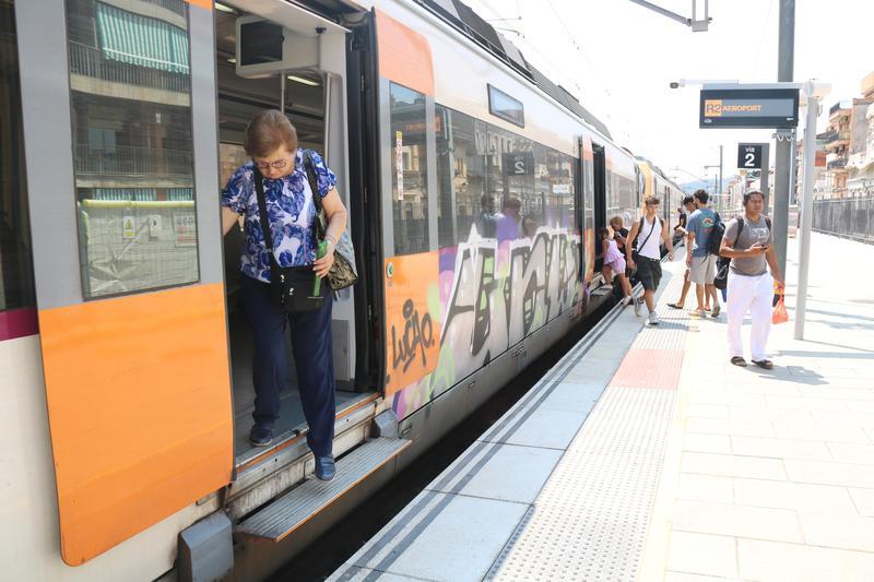 Un tren a l’andana de l’estació de Montcada i Reixac - 