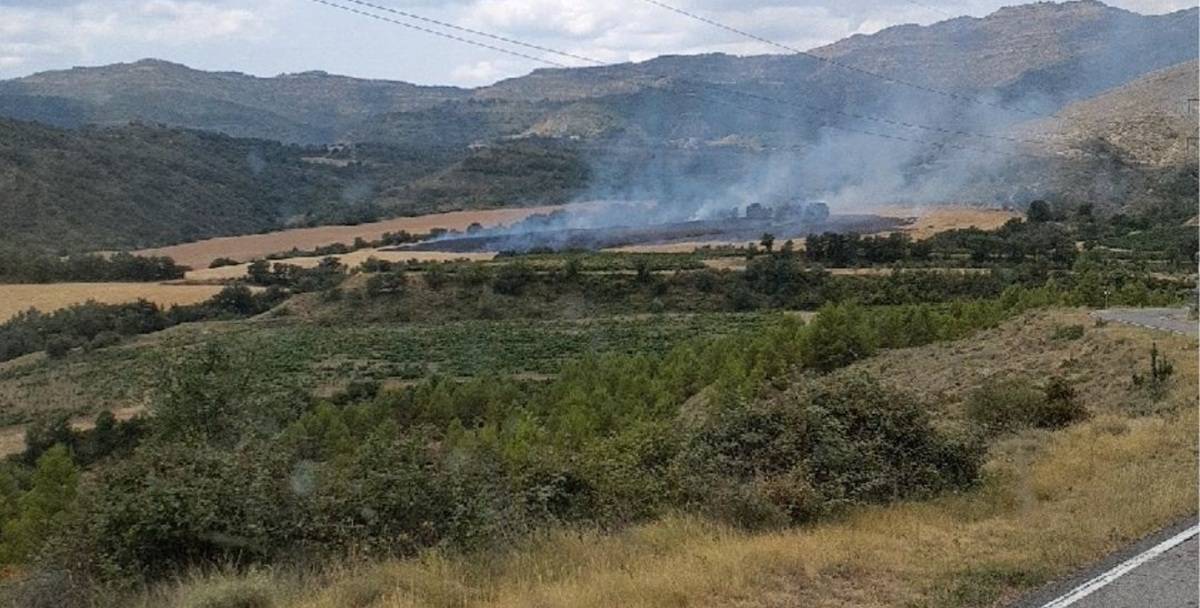 Els Bombers treballen en un incendi agrícola a Fígols de Tremp