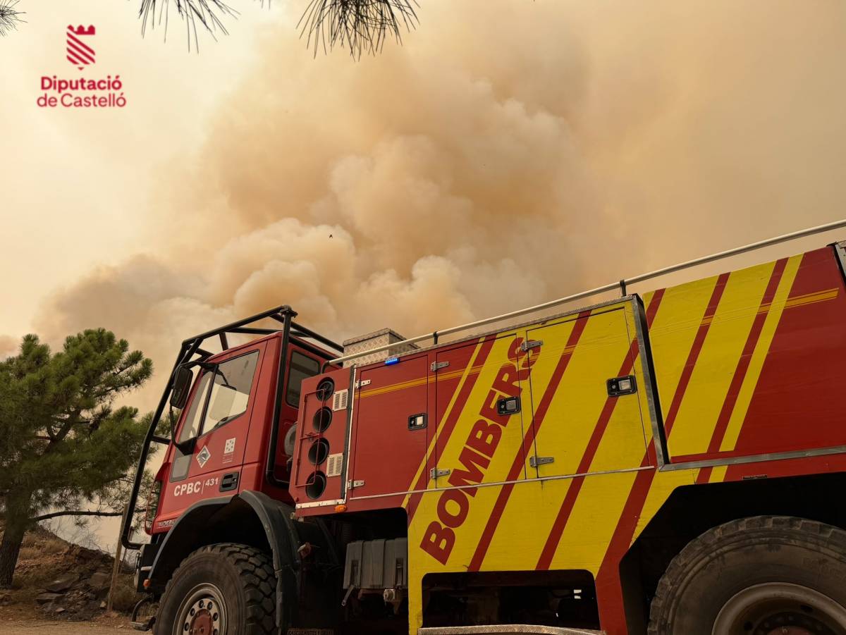 Els Bombers confien a estabilitzar «aviat» l'incendi de la Vall d'Uixó que ja ha cremat més de 6.500 hectàrees.