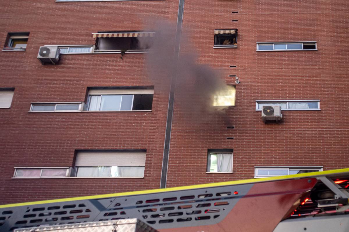 Tres persones evacuades per un incendi en una cuina a Sabadell