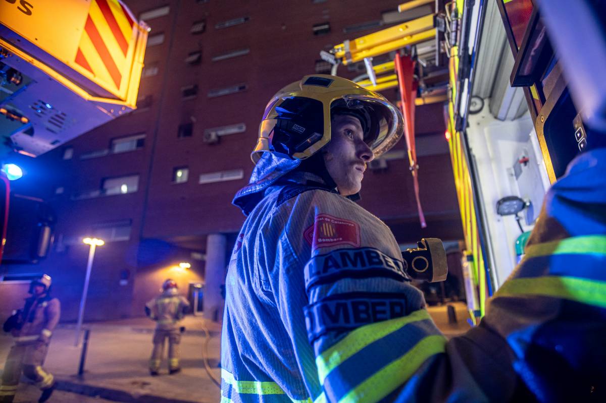 Incendi a la cuina d`un pis de Sabadell - Juanma Peláez Incendi a la cuina d`un pis de Sabadell