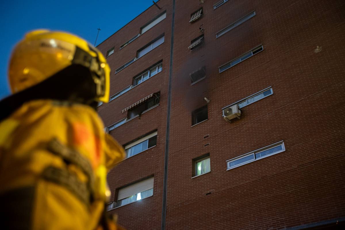 Incendi a la cuina d`un pis de Sabadell - Juanma Peláez Incendi a la cuina d`un pis de Sabadell
