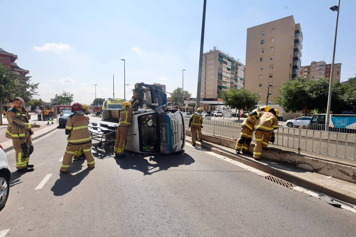 Un accident de trànsit deixa un camió bolcat a tocar del 'Tío Flores'