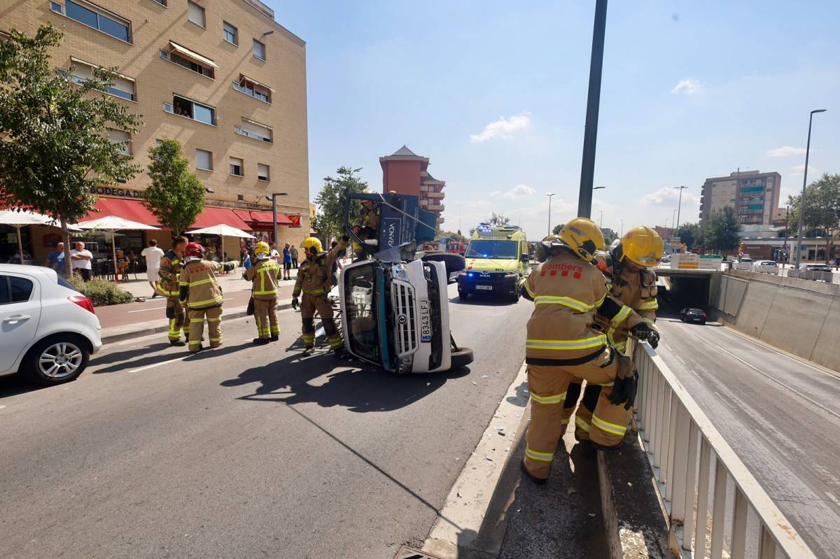 Accident d`un camió al carrer d`Antoni Forrellad de Sabadell