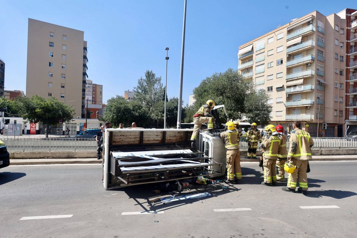 Accident d`un camió al carrer d`Antoni Forrellad de Sabadell