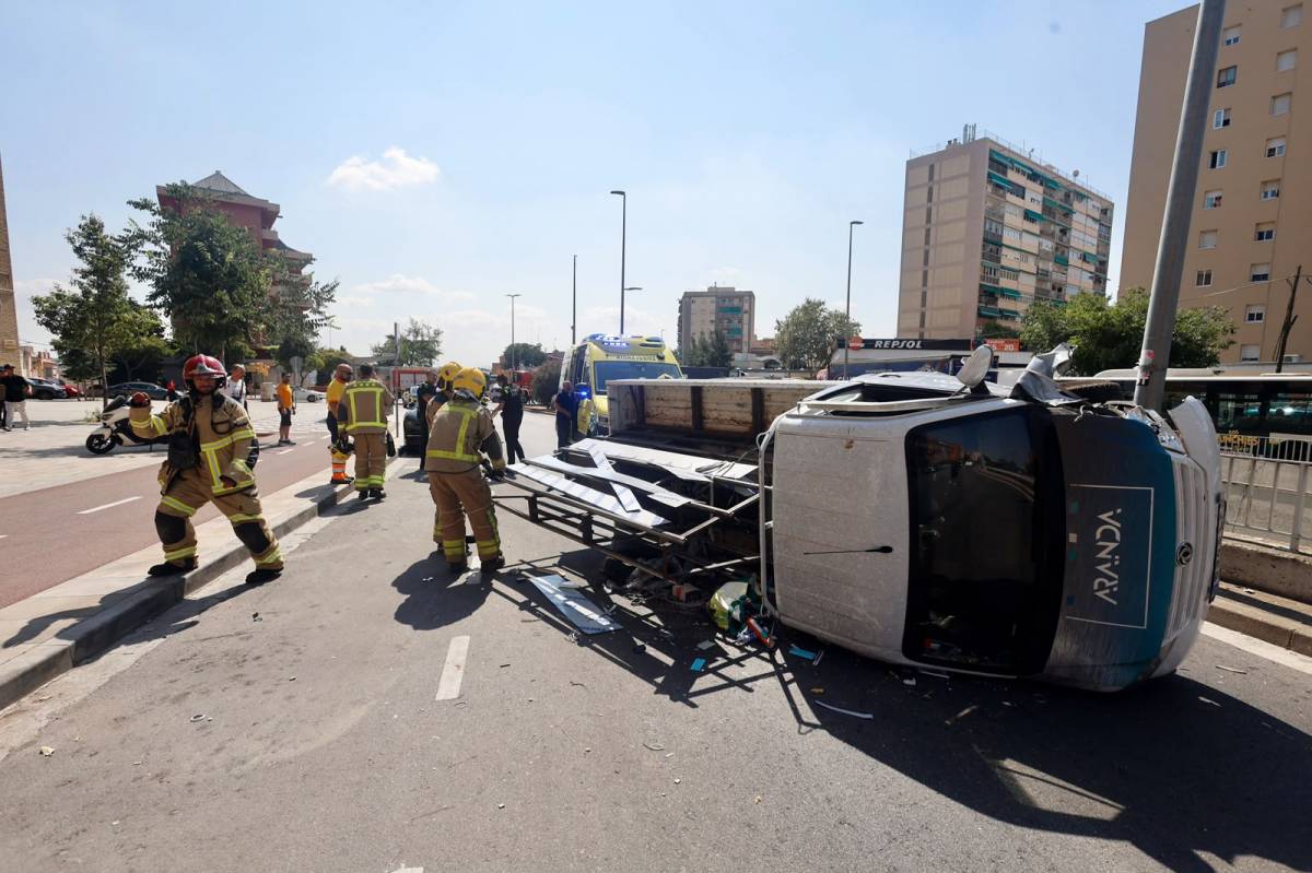 Accident d`un camió al carrer d`Antoni Forrellad de Sabadell