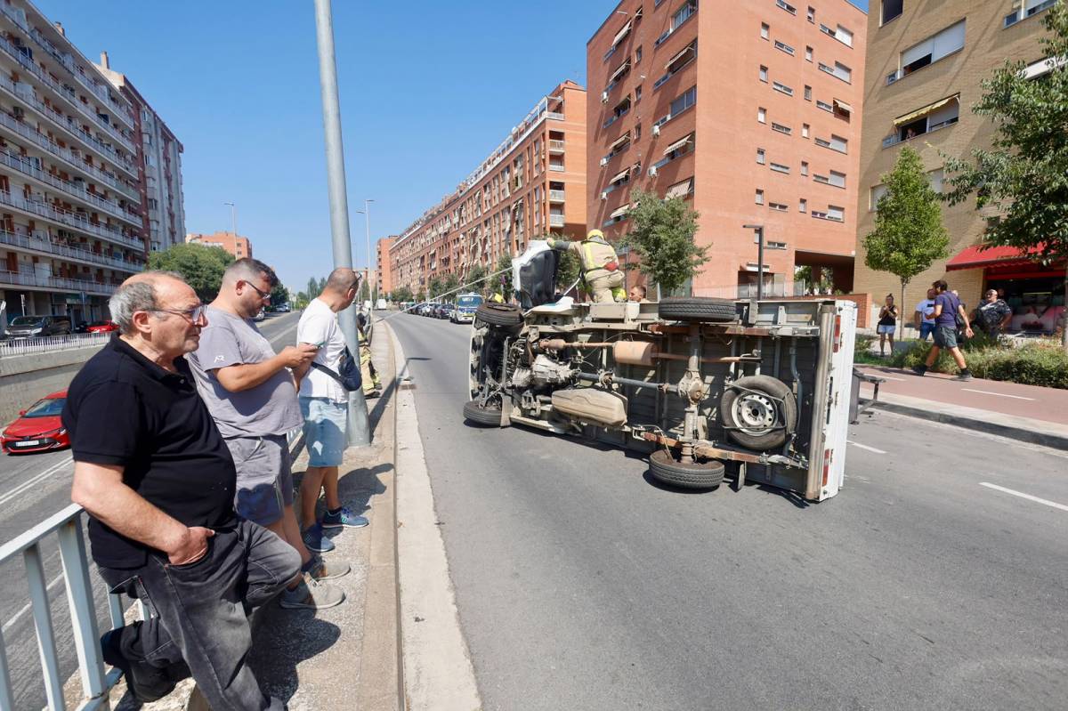 Accident d`un camió al carrer d`Antoni Forrellad de Sabadell