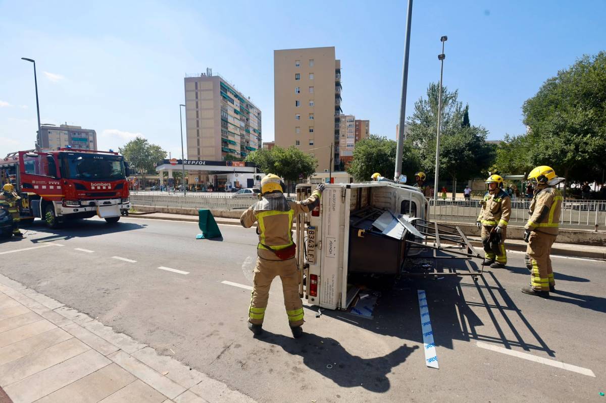 Accident d`un camió al carrer d`Antoni Forrellad de Sabadell