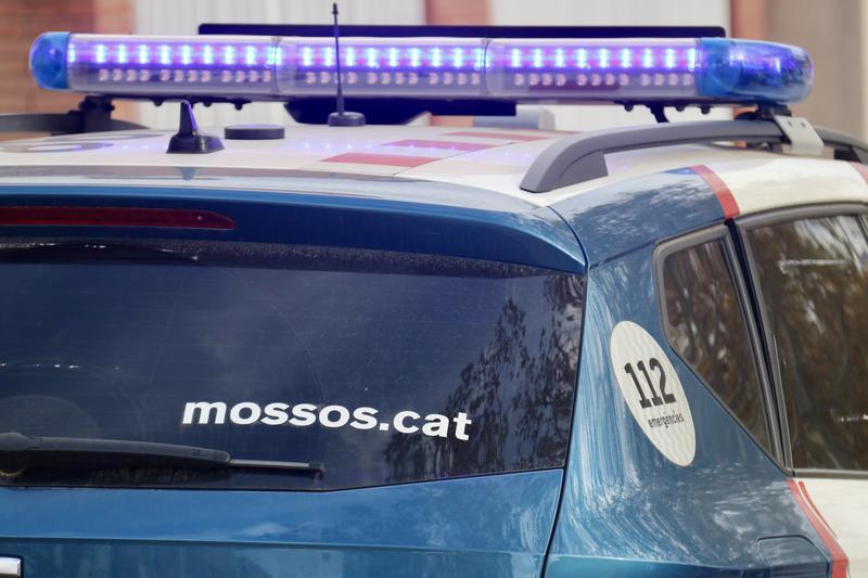 Dues persones detingudes i una denunciada en un operatiu policial en un local de restauració de Terrassa