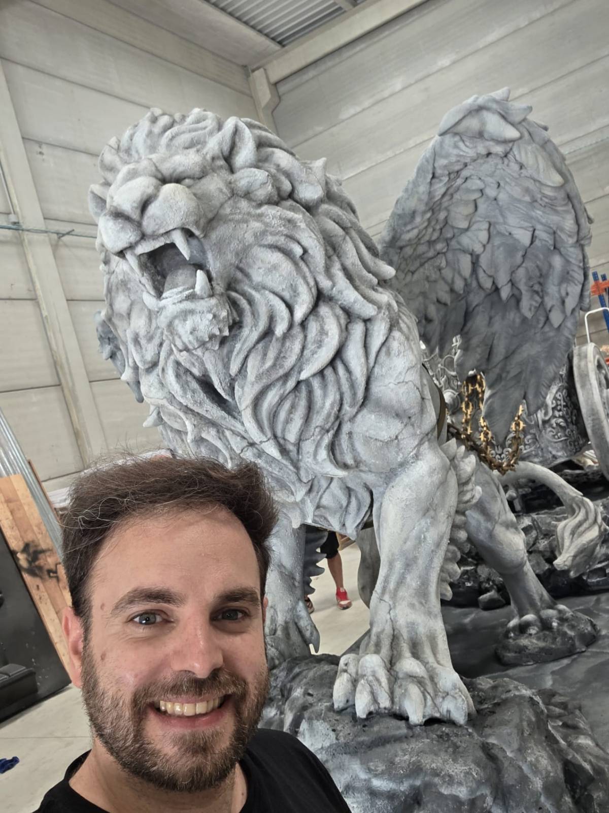 David Carballo, amb l'escultura que va protagonitzar l'entrada de Plex a la  - 