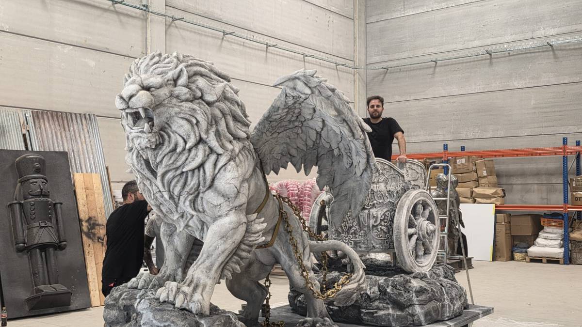 David Carballo, amb l'escultura que va protagonitzar l'entrada de Plex a la  - 