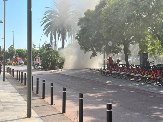 Un incendi a la catenària del metro obliga a desallotjar la parada de Glòries