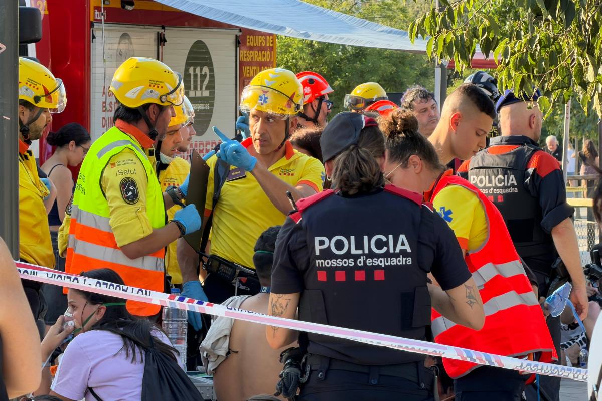 Un incendi al metro obliga a desallotjar dues estacions de l'L1