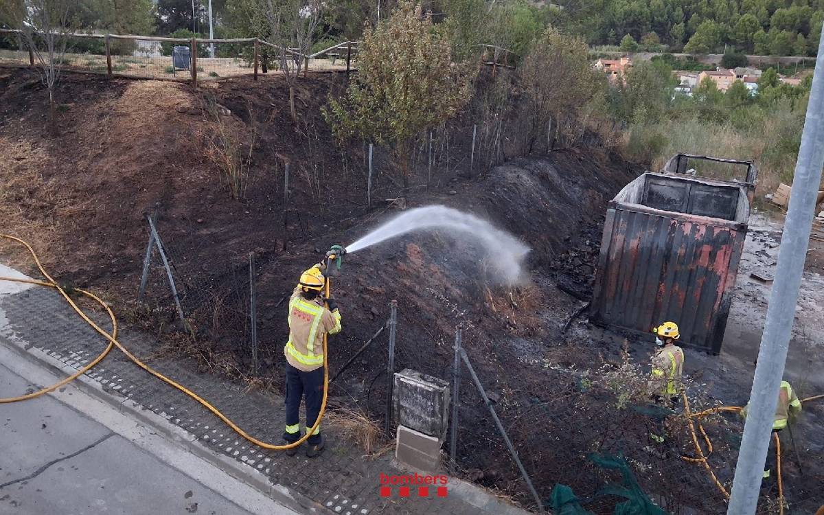 Els Bombers extingeixen un incendi de contenidors industrials a Súria