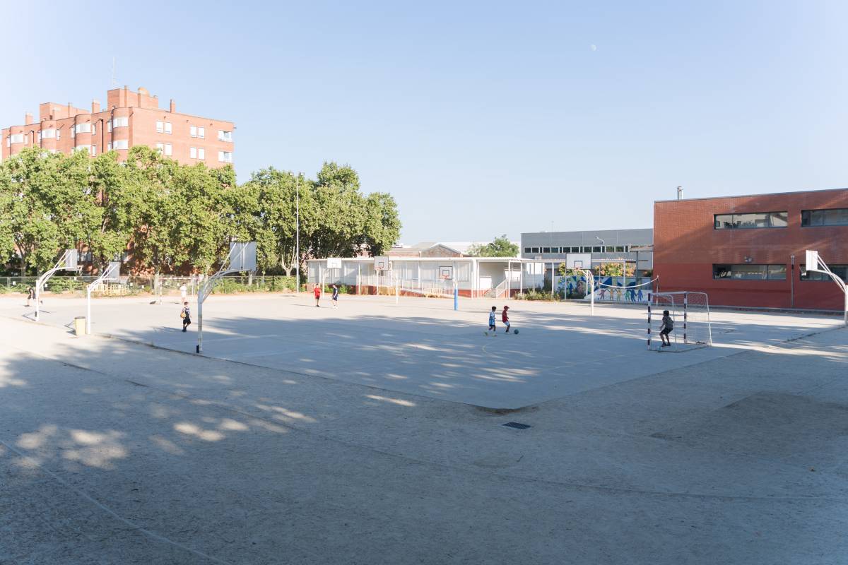 Alguns infants jugant al pati de l`Escola Catalunya