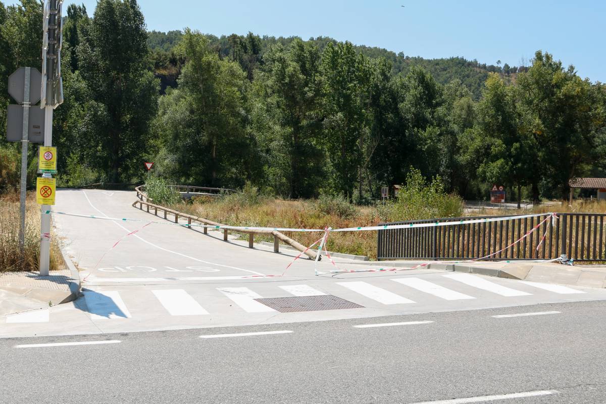 L'accés a la zona recreativa d'Ogern, restringit amb cintes aquest passat dilluns - Marc Codinas