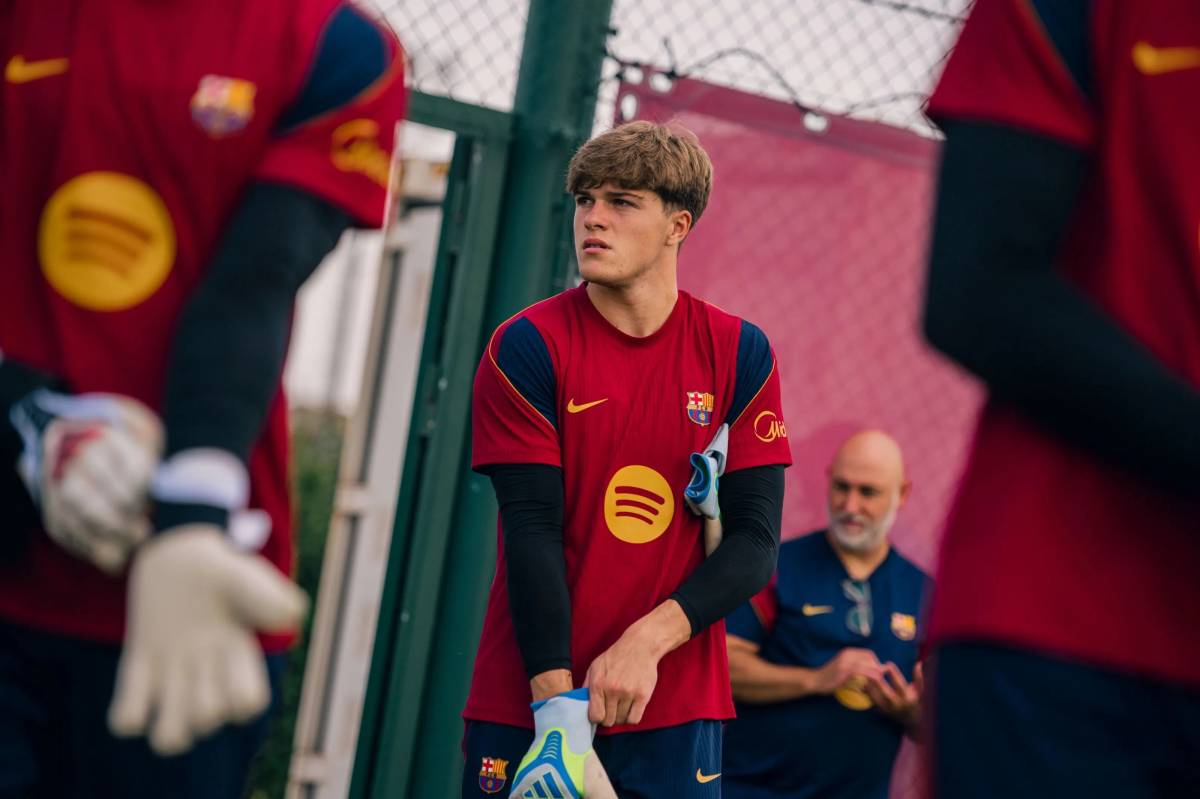 El jove sabadellenc, posant-se els guants abans d`entrenar