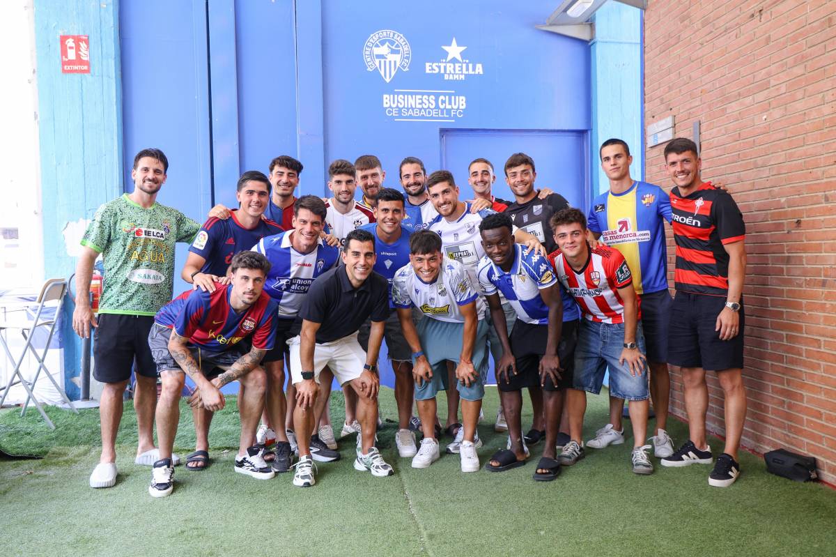 Els jugadors del Centre d`Esports han acomiadat Rubén amb les samarretes dels equips on ha jugat