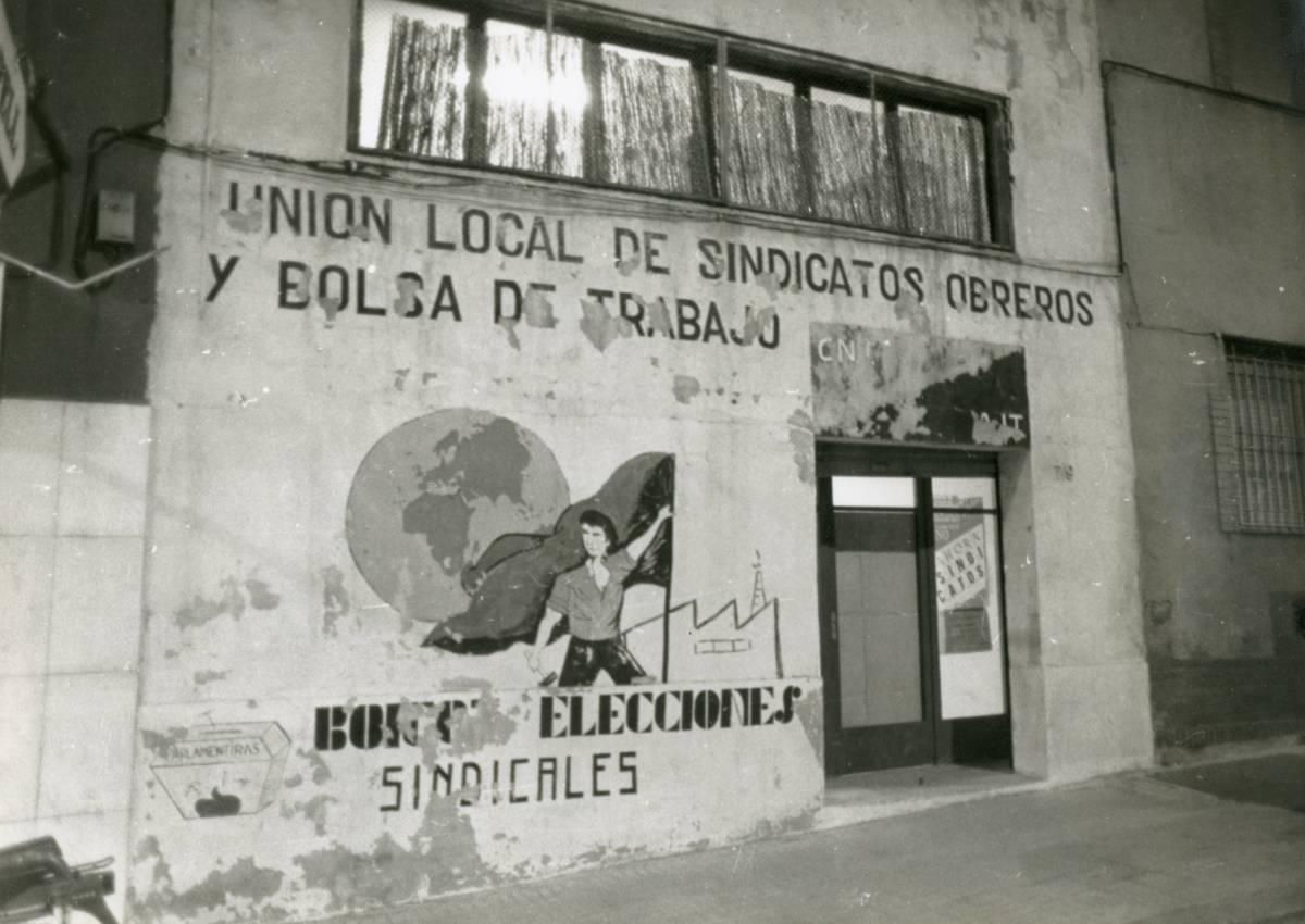 Un local en una carretera llarga