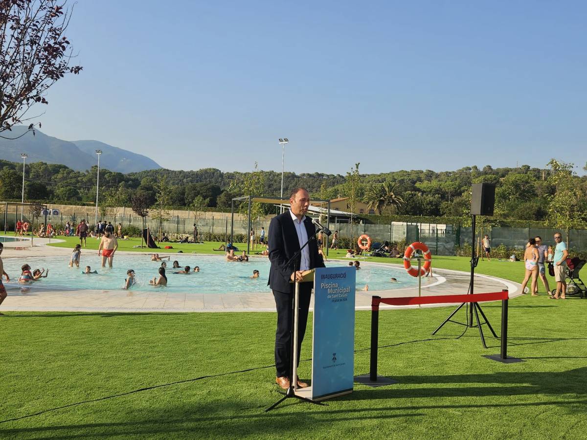 Berni Álvarez a la inauguració de les piscines descobertes. - 
