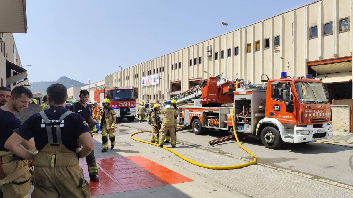 Ensurt per un incendi en una empresa al polígon de Montcada i Reixac