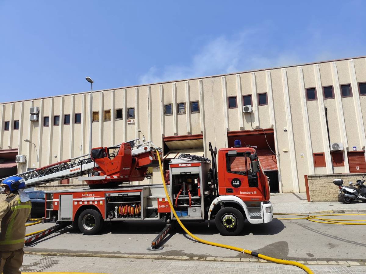 Els Bombers, en un incendi al polígon a Montcada i Reixac