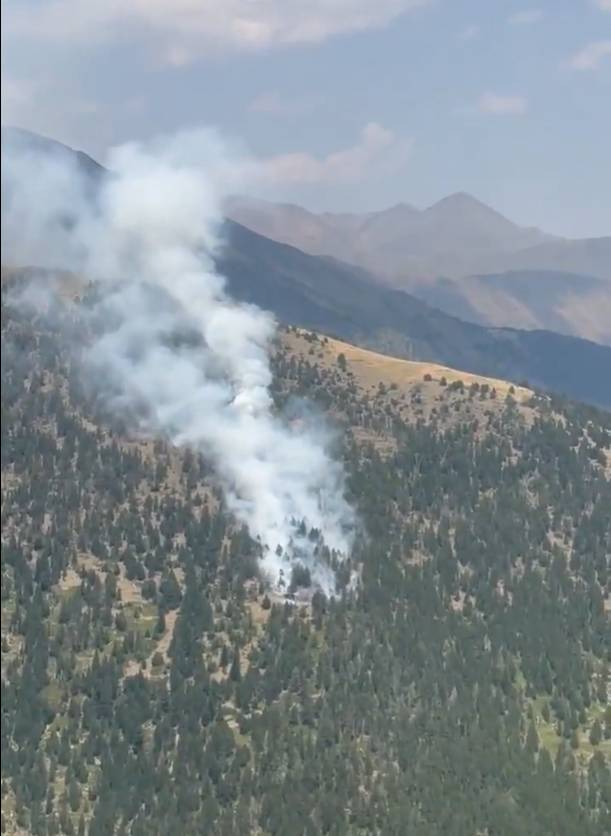 Els Bombers treballen en un incendi de vegetació a 2.000 metres d'altitud a l'Alt Urgell